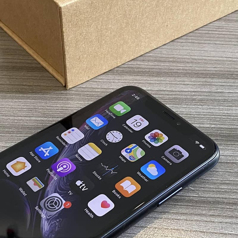 Apple iPhone XR 64gb 86% health 4