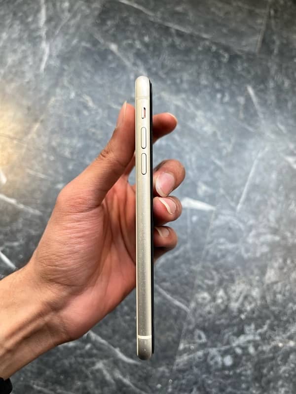 iPhone11 64gb Non PTA Factory Unlock White 6