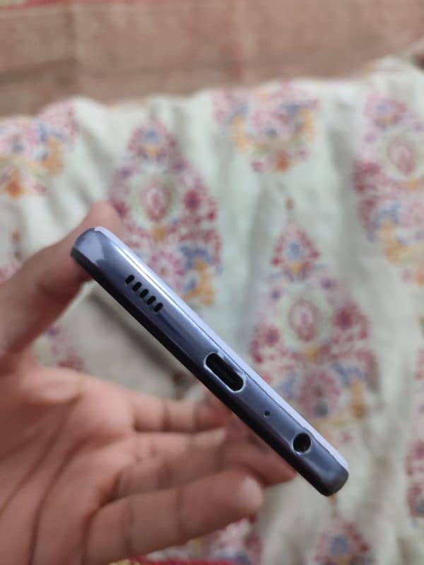 Urgent sale Samsung A32 used with box 3