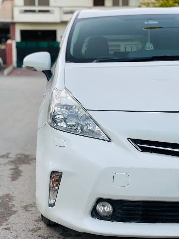 Toyota Prius Alpha 2012 1