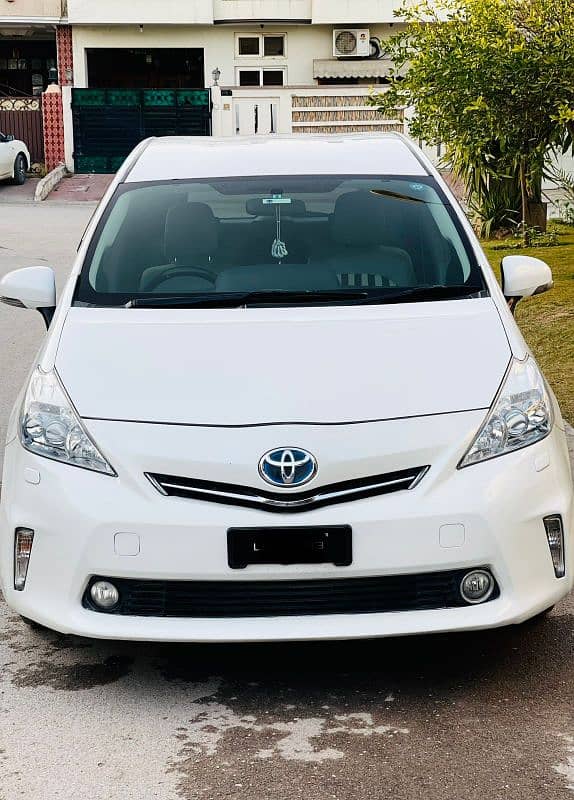 Toyota Prius Alpha 2012 3