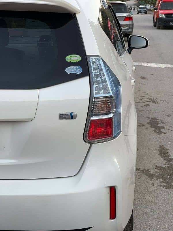 Toyota Prius Alpha 2012 6