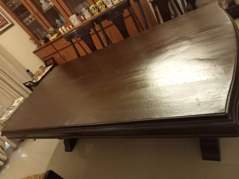 Dining Table in very good condition 2