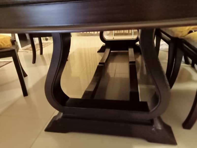 Dining Table in very good condition 3