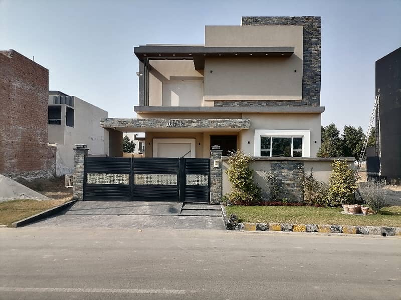 Prime Location House For Grabs In 10 Marla Faisalabad 0