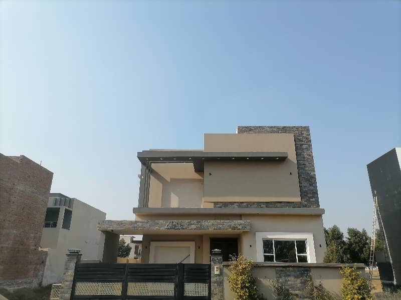 Prime Location House For Grabs In 10 Marla Faisalabad 2