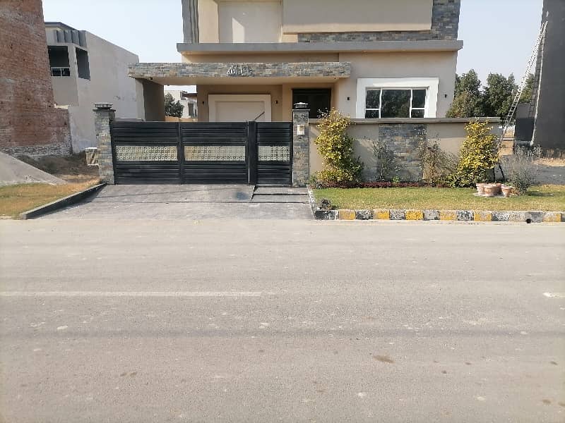 Prime Location House For Grabs In 10 Marla Faisalabad 3