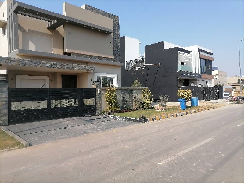 Prime Location House For Grabs In 10 Marla Faisalabad 4