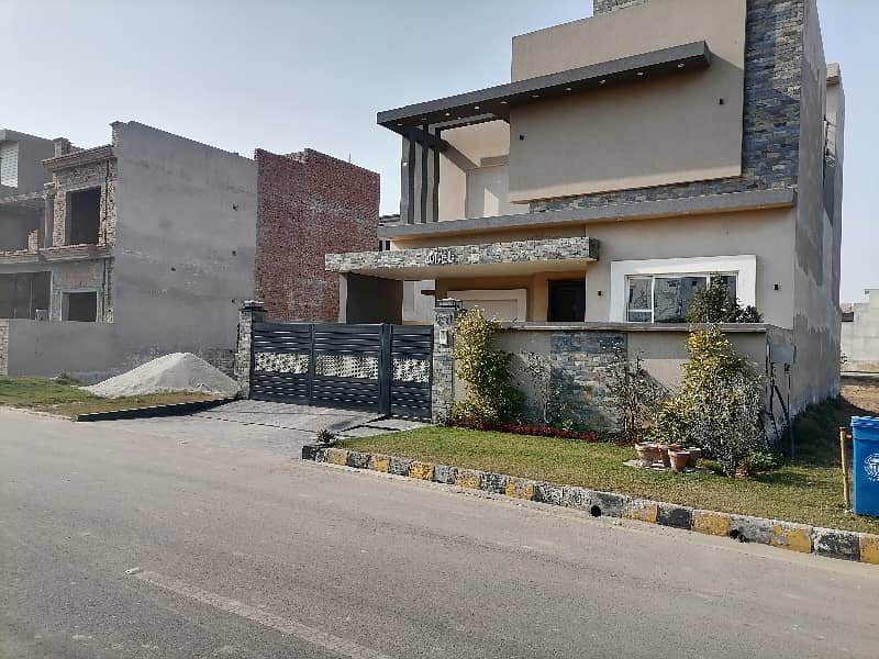 Prime Location House For Grabs In 10 Marla Faisalabad 5