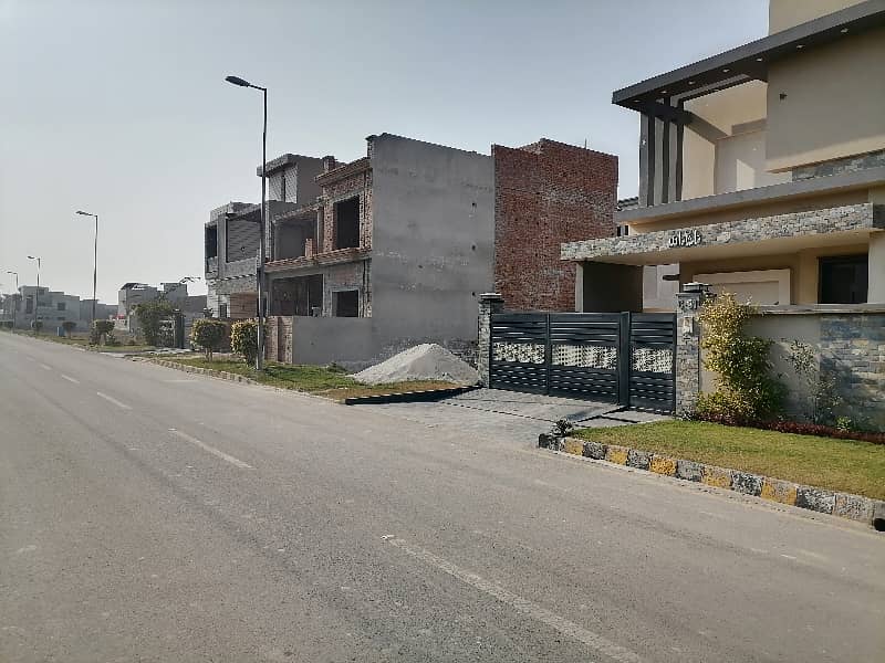 Prime Location House For Grabs In 10 Marla Faisalabad 6