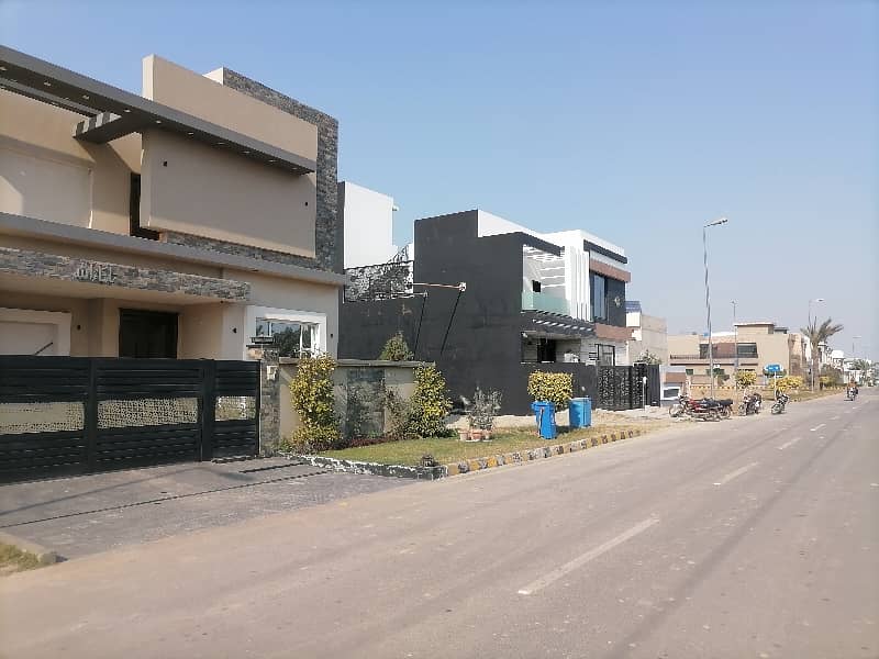 Prime Location House For Grabs In 10 Marla Faisalabad 7