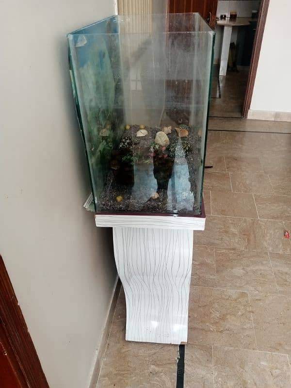 Fish Aquarium as good as new with stand 3