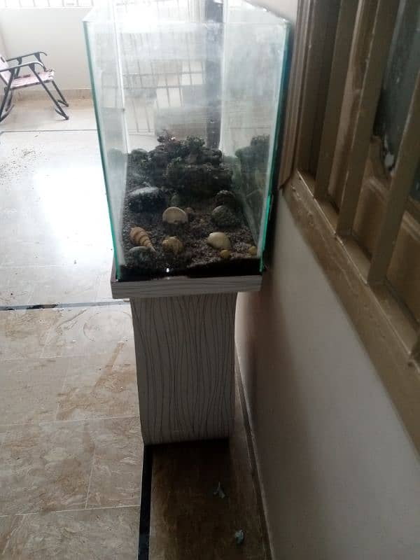 Fish Aquarium as good as new with stand 4