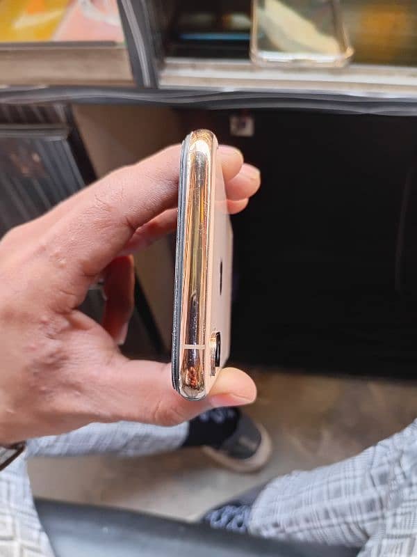 iPhone X's Gold colour 1