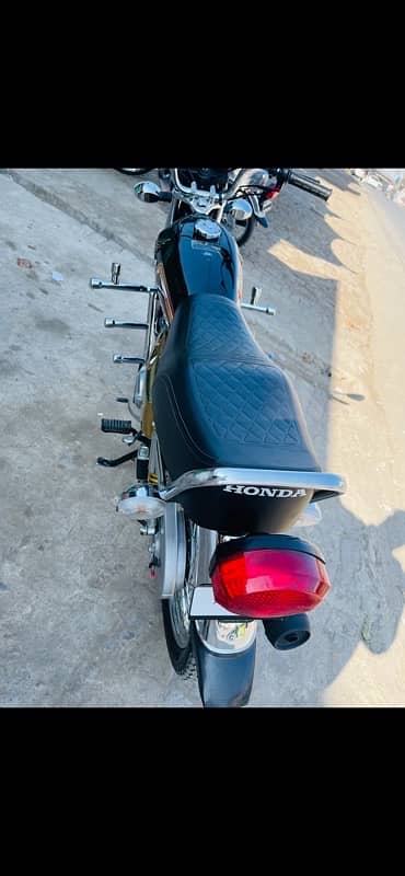 Honda 125SE Gold edition 4