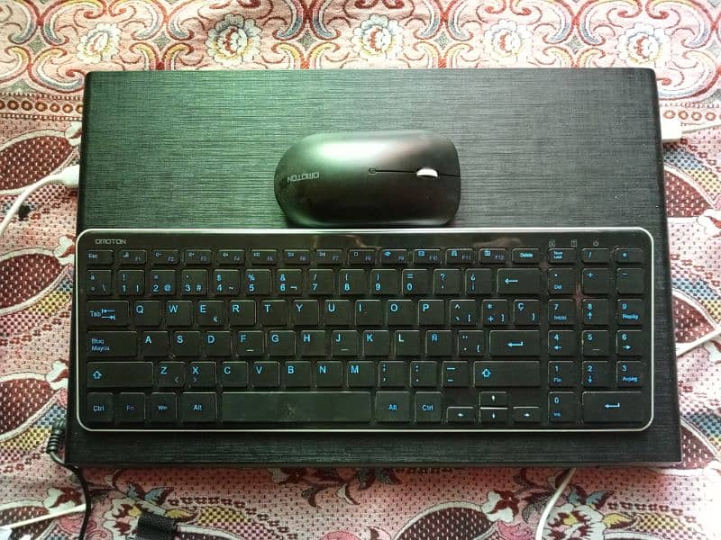 ORIGINAL OMOTON WIRELESS KEYBOARD AND MOUSE 0