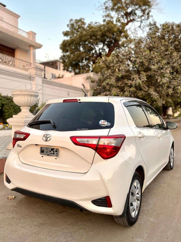 Toyota Vitz 2018 white full original condition 1