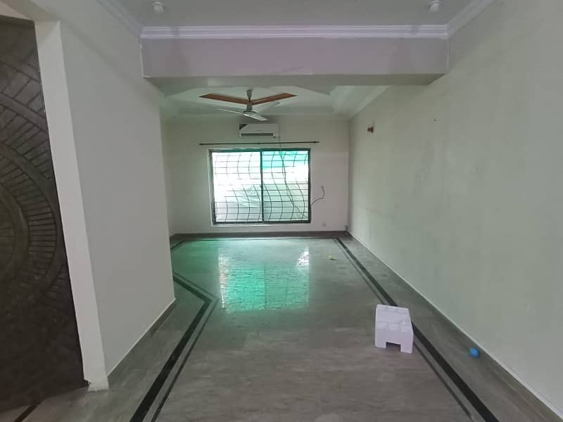 10 MARLA ( UPPER LOCK ) LOWER PORTION FOR RENT IN DHA PHASE 1 6