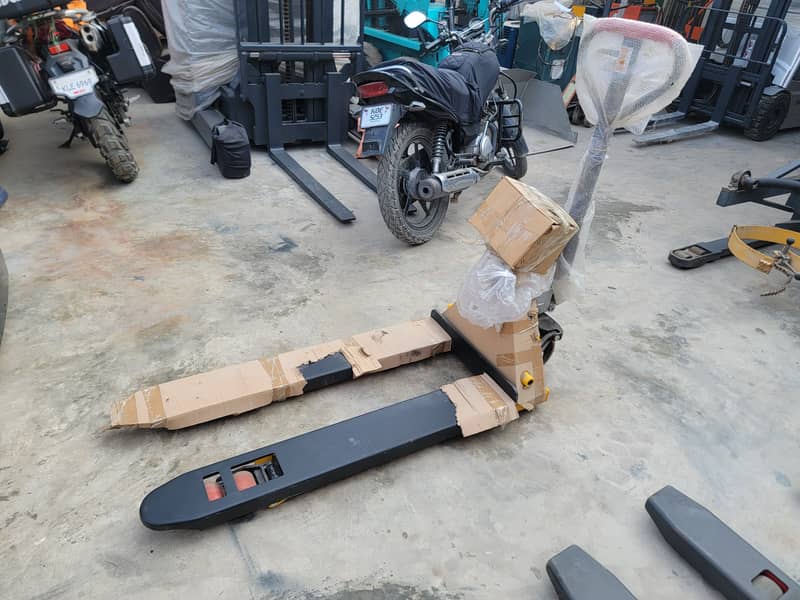 2 Ton Weight Scale Hand Pallet Truck Lifter forklift for Sale in KHI 0