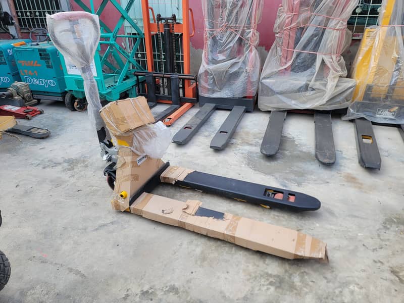 2 Ton Weight Scale Hand Pallet Truck Lifter forklift for Sale in KHI 1