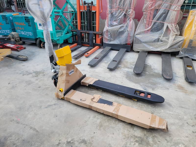 2 Ton Weight Scale Hand Pallet Truck Lifter forklift for Sale in KHI 2