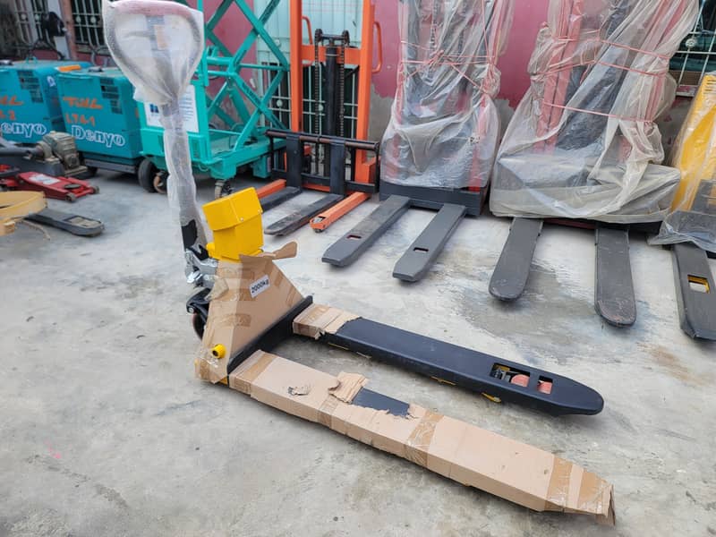 2 Ton Weight Scale Hand Pallet Truck Lifter forklift for Sale in KHI 3