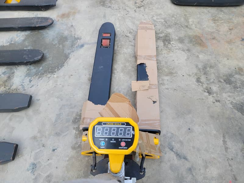 2 Ton Weight Scale Hand Pallet Truck Lifter forklift for Sale in KHI 4