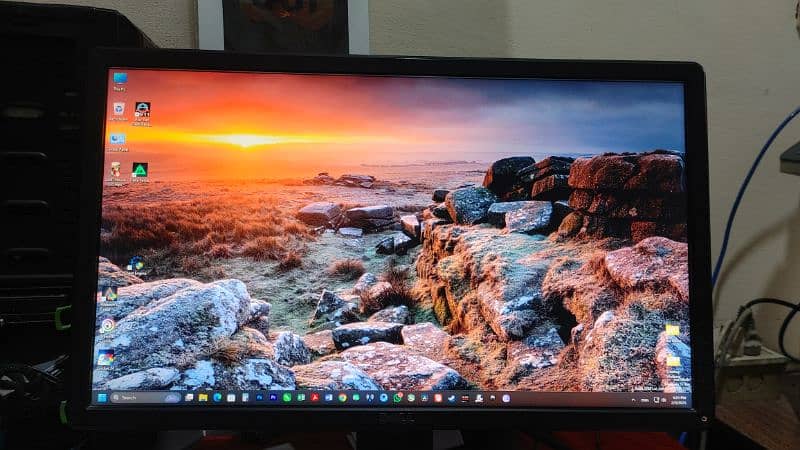 Dell 22 inch LCD Monitor for Sale with Genuine Stand 4