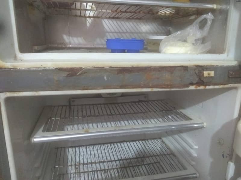 urgent sale Dawlance refrigerator 2