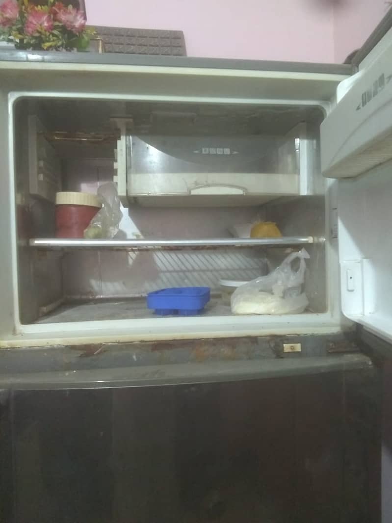 urgent sale Dawlance refrigerator 4