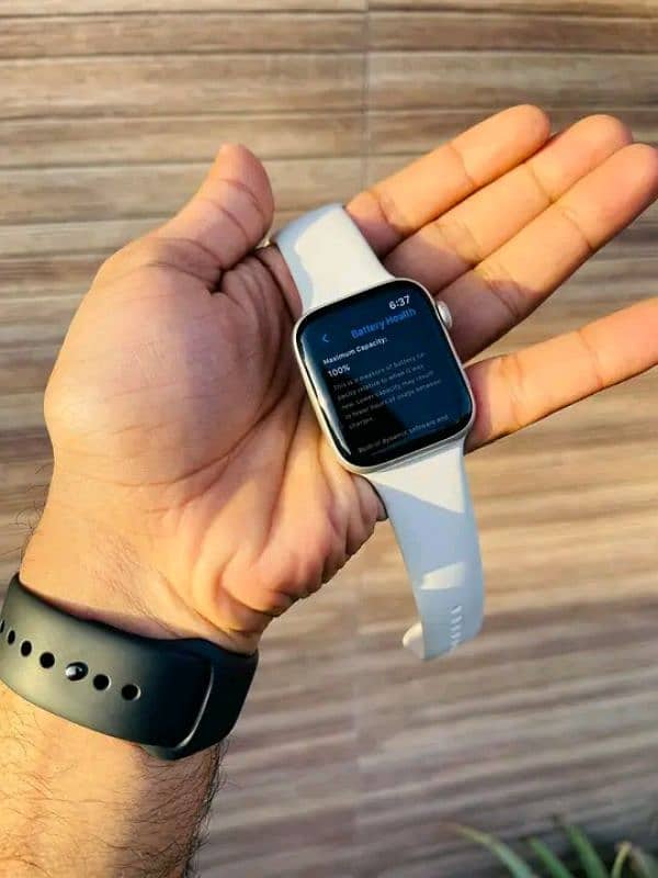 Apple Watch Series SE 44mm Urgent Sale 1