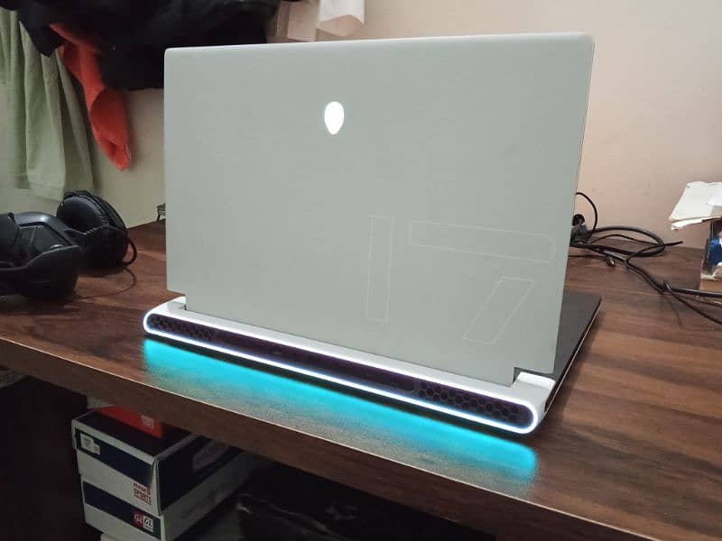 Alienware X17 R2 7