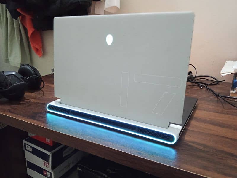 Alienware X17 R2 8