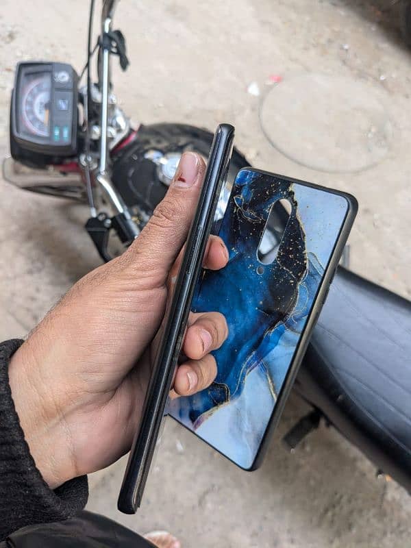 oneplus 8.8gb. 128gb.   9/10 condition 3