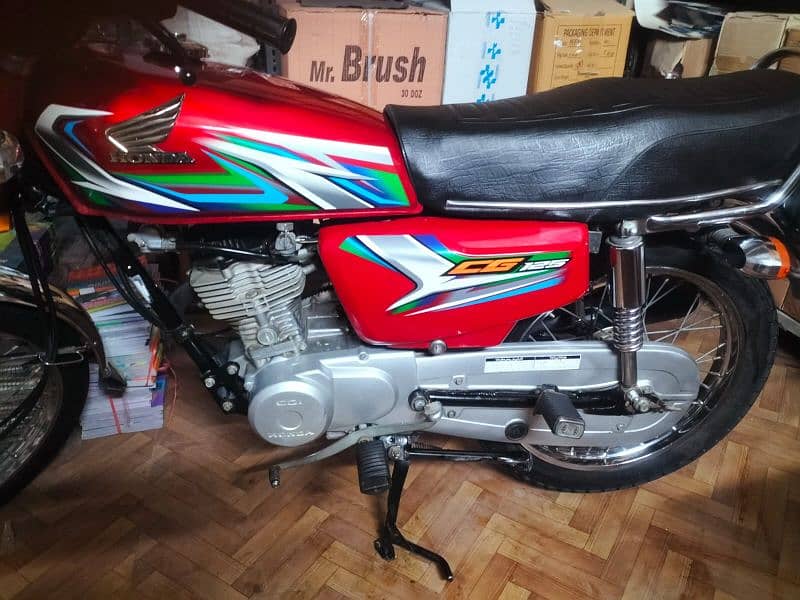 Honda 125 2023 model 8 month ki register ha 100 original ha 6