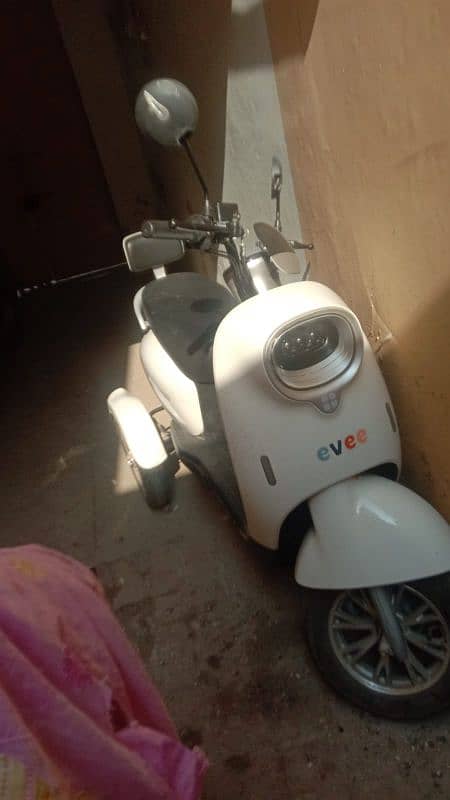 Evee Nisa Electric Scooty Electric Bike 3 wheel 1