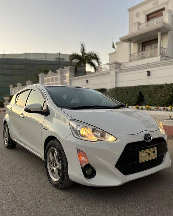 Toyota Aqua 2016 Pearl White full original 1