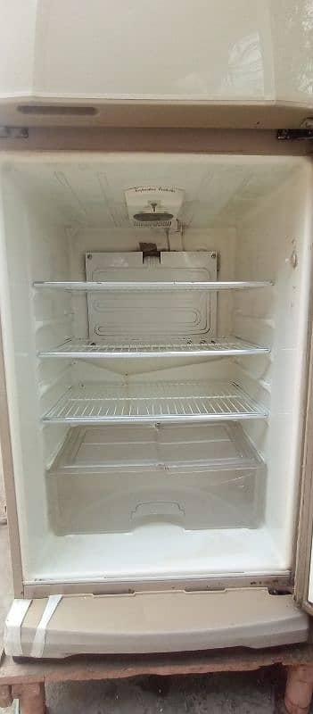 Dawlance Medium Refrigerator 4