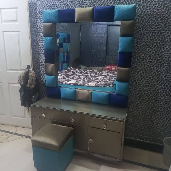 Bed set with 2 side tables with dressing table for sale 3