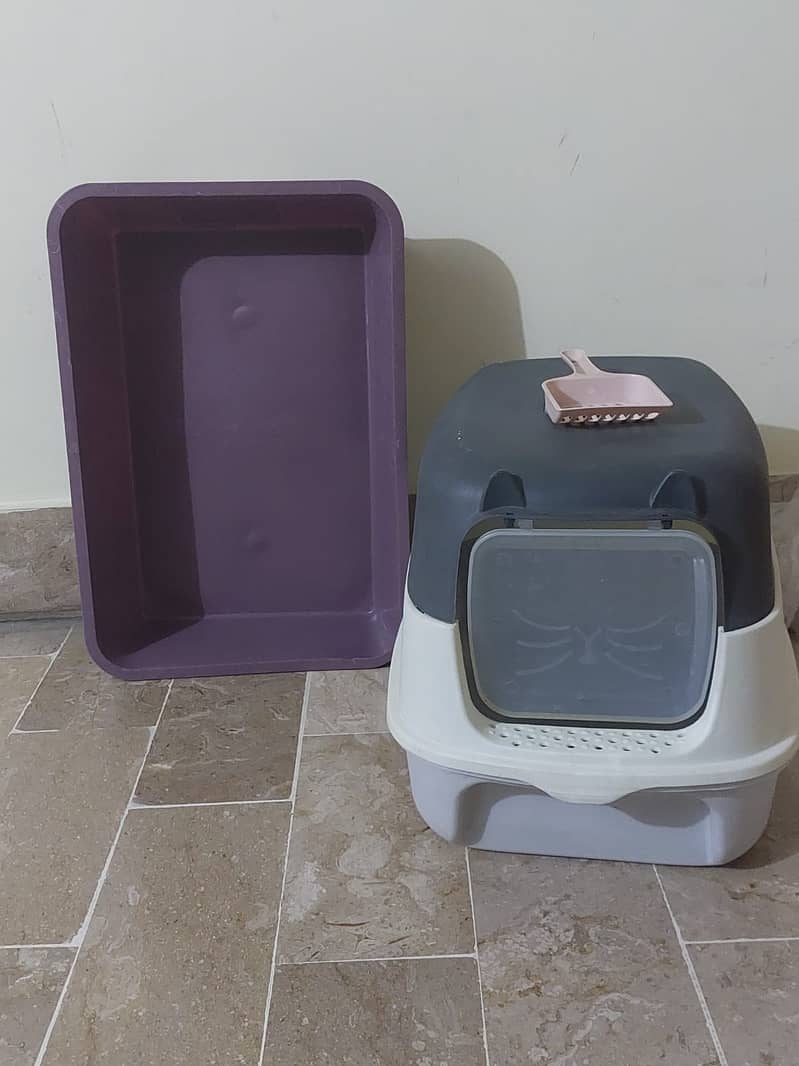 Cat litter box look like new, used few months  with litter tray 1