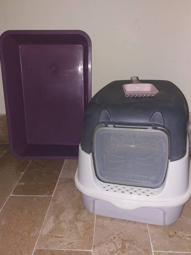 Cat litter box look like new, used few months  with litter tray 2