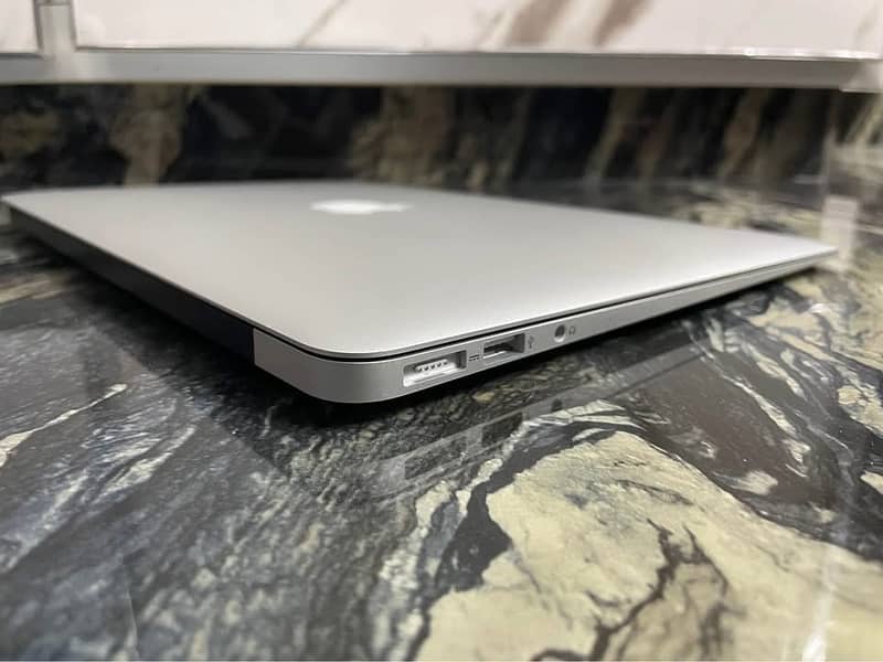 Apple MacBook Air 2017/877 2