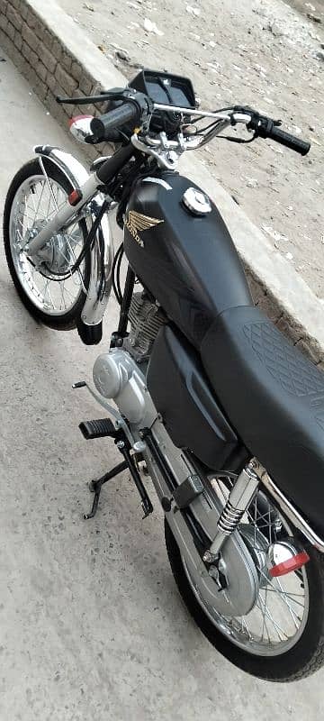 Honda 125 Black color 2025 model lush condition urgent sale 4