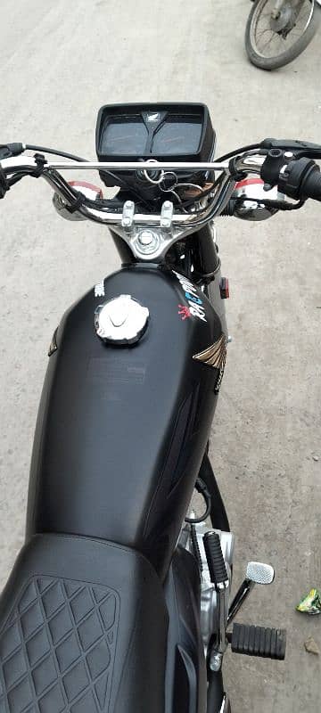 Honda 125 Black color 2025 model lush condition urgent sale 9