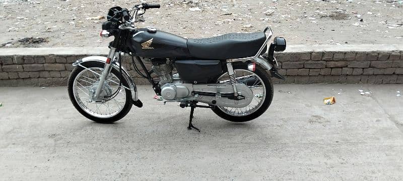 Honda 125 Black color 2025 model lush condition urgent sale 18