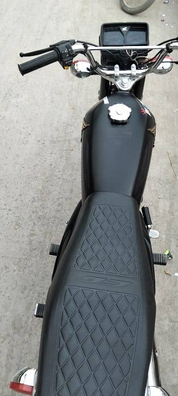 Honda 125 Black color 2025 model lush condition urgent sale 19