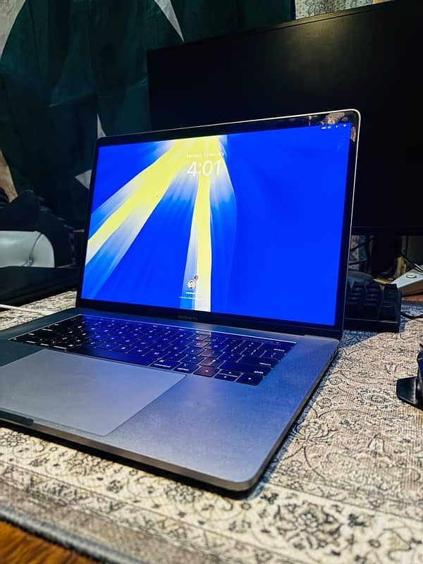 MacBook Pro 2018 15.4 inch Space Grey 0