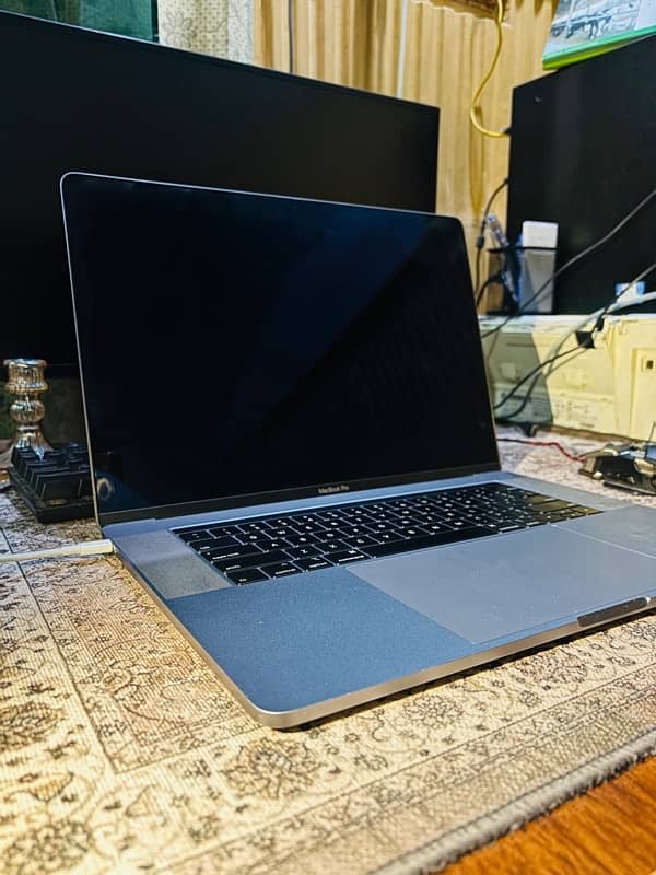 MacBook Pro 2018 15.4 inch Space Grey 2