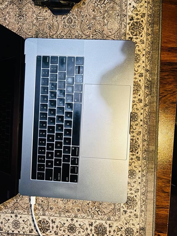 MacBook Pro 2018 15.4 inch Space Grey 3