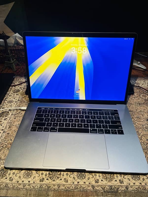 MacBook Pro 2018 15.4 inch Space Grey 4